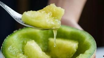 女孩吃蜜瓜,女孩畅享蜜瓜美味时光