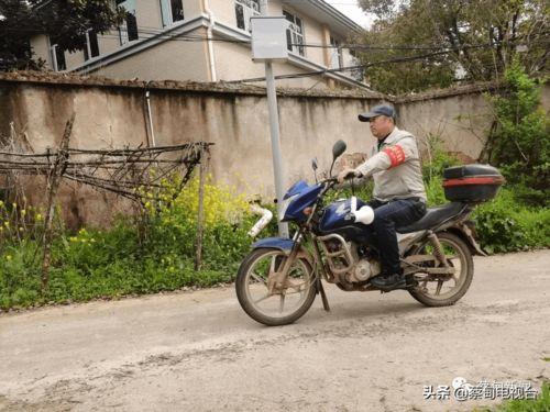 xawm骑着摩托吃瓜,摩托上的悠闲吃瓜时光