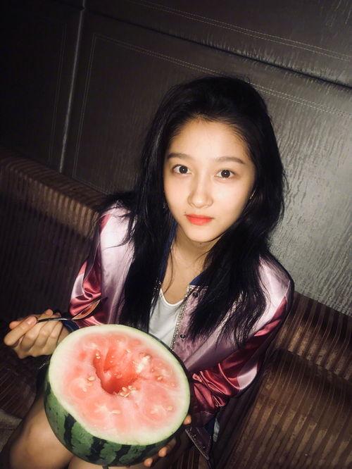 吃瓜亲子艺术照,亲子艺术照中的吃瓜乐趣