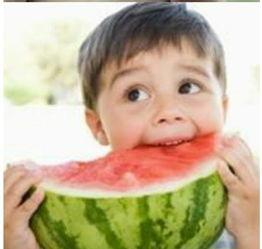 儿童吃瓜图片情侣,儿童吃瓜萌态与情侣温馨瞬间