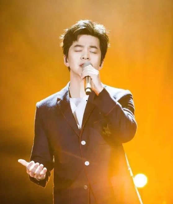 李健吃瓜图片,娱乐圈的“清流”也接地气